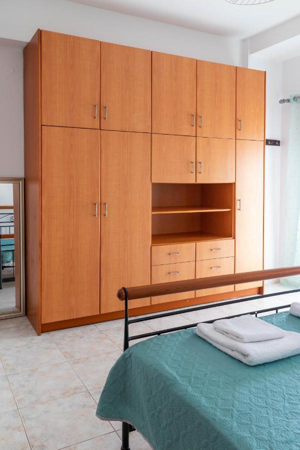 Lovely Sea View Apartment At The Heart Of The Town 이라피트라 외부 사진